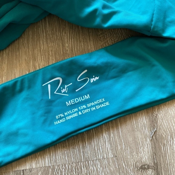 Riot Swim Carter ruched halter neck cutout bikini top M - Picture 3 of 3